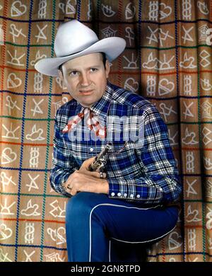 Gene Autry (1907-1998), acteur américain et chanteur et compositeur country-WESTERN, trois quarts de longueur Portrait in Cowboy attyre, Harry Warnecke, Robert F. Cranston, 1942 Banque D'Images