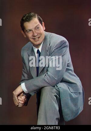 Milton Berle (1908-2002) comédien et acteur américain, portrait intégral, Harry Warnecke, Gus Schoenbaechler, 1953 Banque D'Images