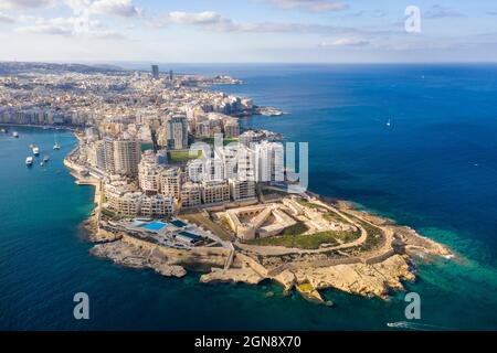 Malte, région Centrale, Sliema, vue aérienne du fort Tigne avec hôtels et appartements en arrière-plan Banque D'Images