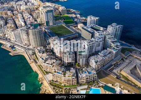 Malte, région Centrale, Sliema, vue aérienne du terrain de football, appartements et hôtels de la péninsule de Tigne point Banque D'Images