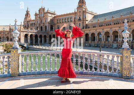 Une femme flamenco qui danse avec les mains levées sur la Plaza de Espana à Séville, en Espagne, par beau temps Banque D'Images