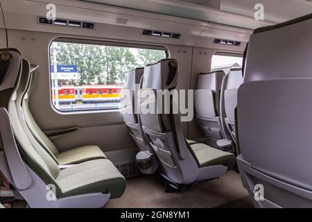 Bielsko Biala, Pologne, 09.07.2021.PKP Express InterCity train, wagon sans compartiment vue intérieure avec sièges modernes avant le départ. Banque D'Images