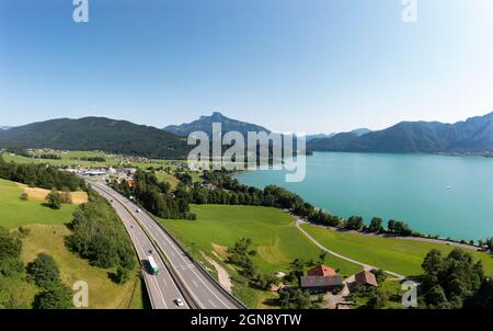 Vue de drone sur l'autoroute A1 et le lac Mondsee Banque D'Images