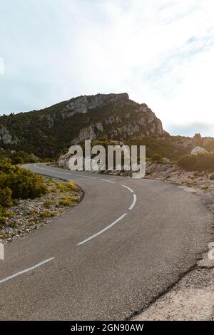 Autoroute de montagne vide au massif des ports de Tortosa-Beseit Banque D'Images