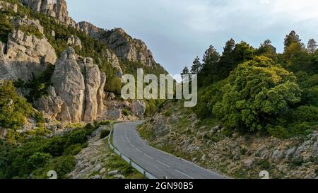 Autoroute de montagne vide au massif des ports de Tortosa-Beseit Banque D'Images