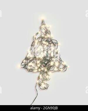 Forme d'arbre de Noël en forme de lumières de Noël brillantes Banque D'Images