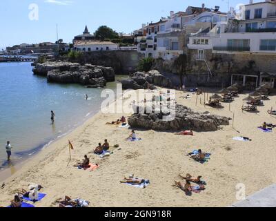 Cascais, Portugal. 23 septembre 2021. (INT) mouvement à la plage de Rainha à Cascais. 23 septembre 2021, Cascais, Portugal: Même avec une journée chaude au milieu de l'automne, peu de baigneurs s'aventuraient sur la plage de Rainha, à Cascais, sur la côte du Portugal, le jeudi (23) (Credit image: © Edson de Souza/TheNEWS2 via ZUMA Press Wire) Banque D'Images