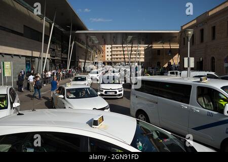 Malaga, Espagne. 23 septembre 2021. Les chauffeurs de taxi ont vu des manifestants marcher dans la rue pendant qu'ils participent à la manifestation.les chauffeurs de taxi ont défilé et bloqué les rues principales de Malaga exigeant un contrôle plus élevé sur les véhicules avec permis de conduire. Malaga est la ville d'Andalousie où il y a plus de licences de voitures VTC. Crédit : SOPA Images Limited/Alamy Live News Banque D'Images