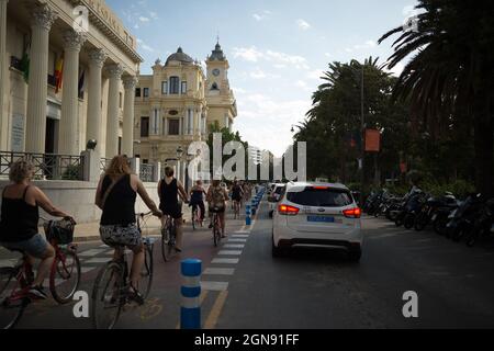 Malaga, Espagne. 23 septembre 2021. Les cyclistes sont vus à côté des chauffeurs de taxi pendant qu'ils participent à la manifestation.les chauffeurs de taxi ont défilé et bloqué les rues principales de Malaga exigeant un contrôle plus élevé sur les véhicules avec permis de conduire (VTC). Malaga est la ville d'Andalousie où il y a plus de licences de voitures VTC. Crédit : SOPA Images Limited/Alamy Live News Banque D'Images