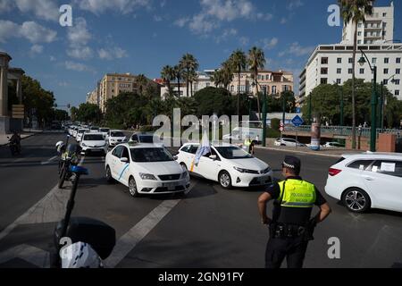 Malaga, Espagne. 23 septembre 2021. Les chauffeurs de taxi ont vu des manifestants marcher dans la rue pendant qu'ils participent à la manifestation.les chauffeurs de taxi ont défilé et bloqué les rues principales de Malaga exigeant un contrôle plus élevé sur les véhicules avec permis de conduire. Malaga est la ville d'Andalousie où il y a plus de licences de voitures VTC. Crédit : SOPA Images Limited/Alamy Live News Banque D'Images