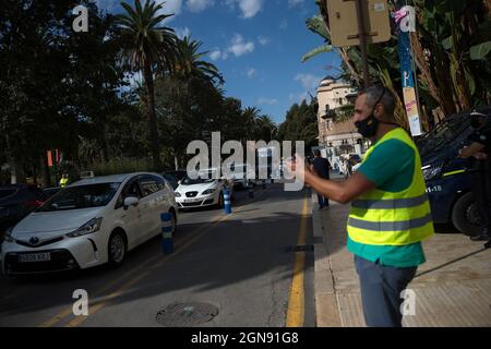 Malaga, Espagne. 23 septembre 2021. Un chauffeur de taxi a vu ses collègues applaudir à la manifestation.les chauffeurs de taxi ont marché et bloqué les rues principales de Malaga exigeant un contrôle plus élevé sur les véhicules avec permis de conduire. Malaga est la ville d'Andalousie où il y a plus de licences de voitures VTC. Crédit : SOPA Images Limited/Alamy Live News Banque D'Images