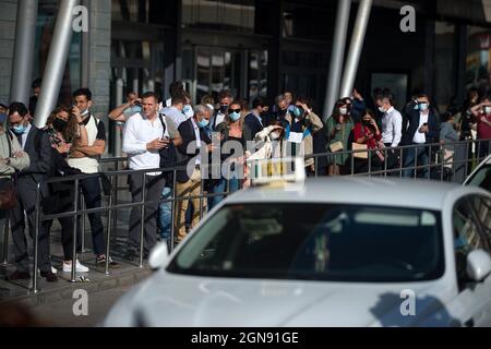 Malaga, Espagne. 23 septembre 2021. Les voyageurs sont vus attendre à un arrêt de taxi pendant la manifestation.les chauffeurs de taxi ont défilé et bloqué les rues principales de Malaga exigeant un contrôle plus élevé sur les véhicules avec permis de conduire (VTC). Malaga est la ville d'Andalousie où il y a plus de licences de voitures VTC. Crédit : SOPA Images Limited/Alamy Live News Banque D'Images