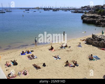 Cascais, Portugal. 23 septembre 2021. (INT) mouvement à la plage de Rainha à Cascais. 23 septembre 2021, Cascais, Portugal: Même avec une journée chaude au milieu de l'automne, peu de baigneurs s'aventuraient sur la plage de Rainha, à Cascais, sur la côte du Portugal, le jeudi (23) (Credit image: © Edson de Souza/TheNEWS2 via ZUMA Press Wire) Banque D'Images