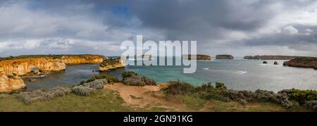Mer sous ciel nuageux sur Great Ocean Road Banque D'Images