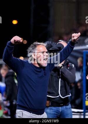 LEEUWARDEN, PAYS-BAS - SEPTEMBRE 23 : l'entraîneur Frank Wormuth de Heracles Almelo célèbre sa victoire lors du match hollandais entre SC Cambuur et Heracles Almelo au stade Cambuur le 23 septembre 2021 à Leeuwarden, pays-Bas (photo de Henk Jan Dijks/Orange Pictures) Banque D'Images