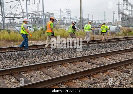 Pontiac, Michigan - Une équipe d'entretien des chemins de fer prend une pause pour déjeuner après avoir travaillé sur un projet de réparation. Banque D'Images