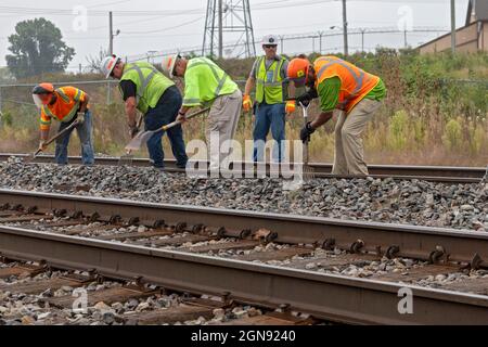 Pontiac, Michigan - Une équipe d'entretien des chemins de fer travaille sur les voies ferrées du CN, en nettoyant les débris pour se préparer à la réparation des voies. Banque D'Images