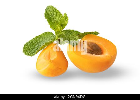 tranches d'abricot orange frais à la menthe verte isolées sur fond blanc Banque D'Images