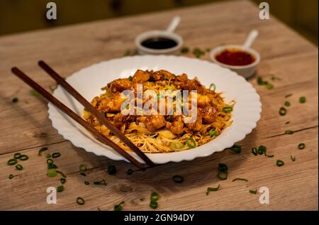 Nouilles de riz frites avec poulet et légumes Banque D'Images