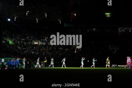 Les joueurs celtiques marchent sur le terrain avant le match de la coupe des sports Premier au Celtic Park, Glasgow. Date de la photo : jeudi 23 septembre 2021. Banque D'Images