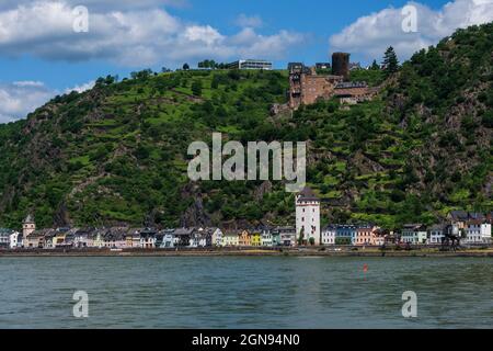 Vue panoramique sur les rochers de Loreley et le château de Katz sur le Rhin en Allemagne. Banque D'Images