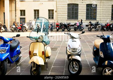 Parking Vespa à Lac de Côme, Italie Banque D'Images