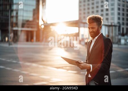 Homme indépendant confiant debout avec les bras croisés Banque D'Images