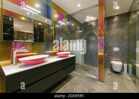 Intérieur de la salle de bains moderne avec toilettes, lavabo et cabine de douche Banque D'Images