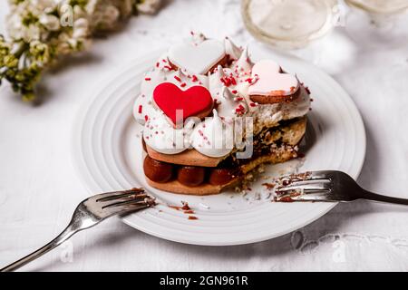 Cakestan avec gâteau en forme de coeur Banque D'Images