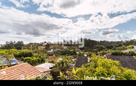 vue d'en haut sur les toits de la maison avec ciel et nuages Banque D'Images