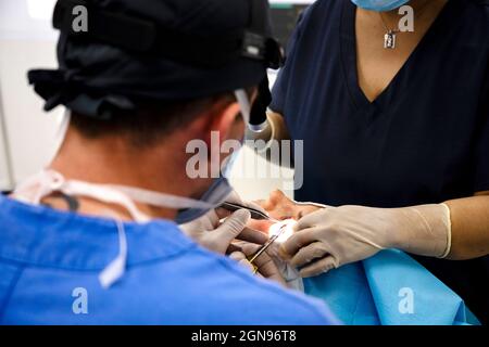 Opération de chirurgie plastique, modifiant la région de l'œil dans la clinique médicale Banque D'Images