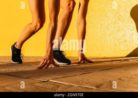 Jeune sportswoman pratiquant l'exercice sur la piste de marche pendant la journée ensoleillée Banque D'Images