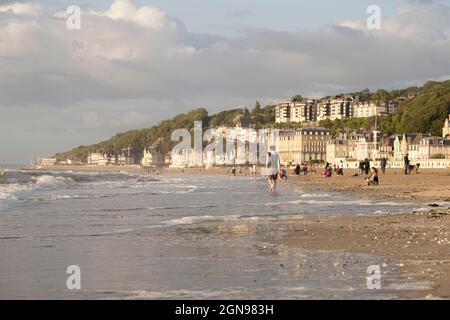 Trouville Beach au coucher du soleil avec les touristes pendant l'été 2021, angle bas Banque D'Images