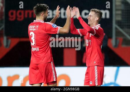 ENSCHEDE, PAYS-BAS - SEPTEMBRE 23 : Daan Rots du FC Twente fête avec Robin Propper du FC Twente après avoir marquant ses côtés deuxième but lors du match hollandais entre le FC Twente et AZ à de Grolsch Veste le 23 septembre 2021 à Enschede, pays-Bas (photo de Peter Lous/Orange Pictures) Banque D'Images