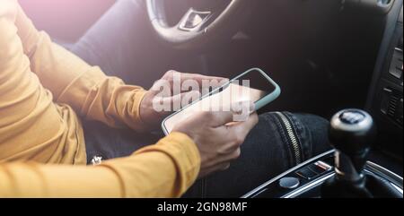 Homme avec masque de ravitaillement en gaz dans la voiture à la gare Banque D'Images