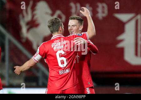 ENSCHEDE, PAYS-BAS - SEPTEMBRE 23 : Daan Rots du FC Twente fête avec Wout Brama du FC Twente après avoir marquant ses côtés deuxième but lors du match hollandais entre le FC Twente et AZ à de Grolsch Veste le 23 septembre 2021 à Enschede, pays-Bas (photo de Peter Lous/Orange Pictures) Banque D'Images