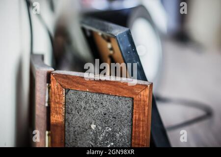 Gros plan de la poussière sur un cadre photo en bois Banque D'Images