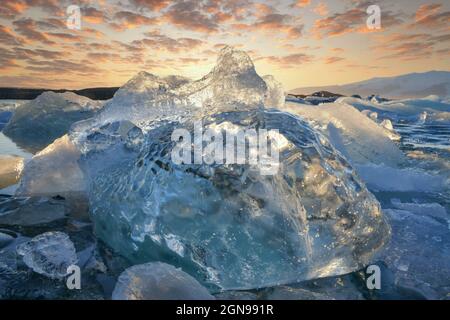 Magnifique coucher de soleil sur la célèbre plage de Diamond, floe de glace sur sable noir Islande plage. Jokursarlon, Diamond Beach, Islande Banque D'Images