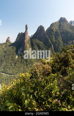 Magnifique paysage de forêt tropicale verte avec des montagnes rocheuses tranchantes, Rio de Janeiro, Brésil Banque D'Images