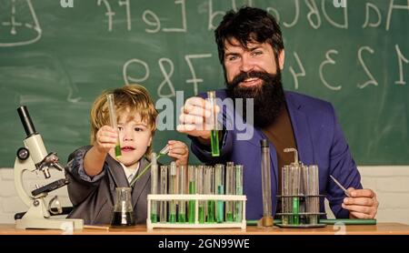 Leçon scolaire. La persévérance paye. Trouble d'hyperactivité avec déficit de l'attention. Symptômes du TDAH à l'école. Tubes à essai pour enfant enseignant. Chimique Banque D'Images