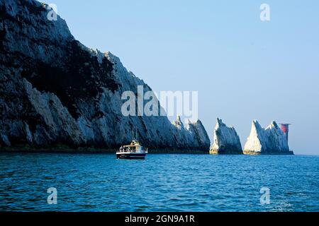 Les aiguilles et les falaises blanches sur l'île de Wight avec un petit bateau de pêche devant les falaises Banque D'Images