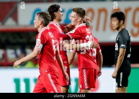 ENSCHEDE, PAYS-BAS - SEPTEMBRE 23 : Daan Rots du FC Twente fête avec Ramiz Zerrouki du FC Twente après avoir marquant ses côtés deuxième but lors du match hollandais entre le FC Twente et AZ à de Grolsch Veste le 23 septembre 2021 à Enschede, pays-Bas (photo de Peter Lous/Orange Pictures) Banque D'Images