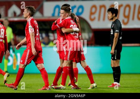 ENSCHEDE, PAYS-BAS - SEPTEMBRE 23 : Daan Rots du FC Twente fête avec Ramiz Zerrouki du FC Twente après avoir marquant ses côtés deuxième but lors du match hollandais entre le FC Twente et AZ à de Grolsch Veste le 23 septembre 2021 à Enschede, pays-Bas (photo de Peter Lous/Orange Pictures) Banque D'Images