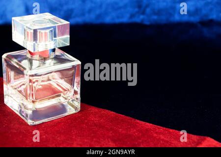 Une maquette d'une bouteille de parfum sur fond sombre. Vue latérale. Banque D'Images