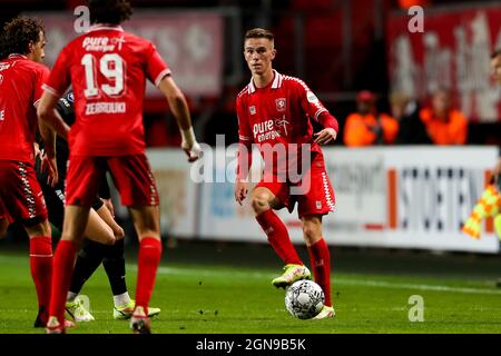 ENSCHEDE, PAYS-BAS - SEPTEMBRE 23 : Daan Rots du FC Twente pendant le match néerlandais Eredivisie entre le FC Twente et AZ à de Grolsch Veste le 23 septembre 2021 à Enschede, pays-Bas (photo de Marcel ter Bals/Orange Pictures) Banque D'Images