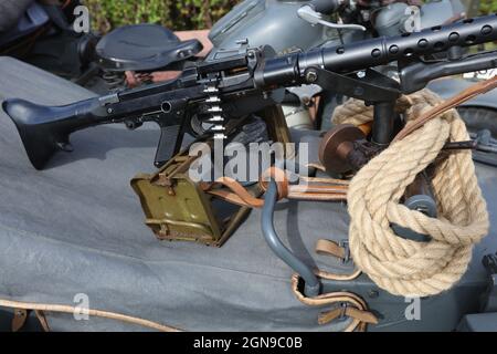 Une mitrailleuse MG34 allemande WW2 montée sur une moto BMW et une combinaison Sidecar lors d'une démonstration au Bovington Tank Museum, Dorset, Royaume-Uni Banque D'Images