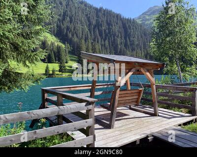 La main fait une chaise à bascule avec une vue spectaculaire sur le lac émeraude en Autriche Banque D'Images