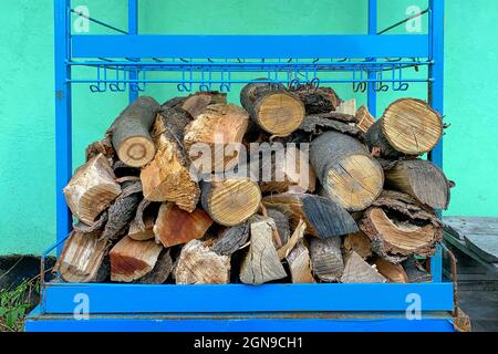 Pile de bois de chauffage haché empilé dans une pile de bois pour le chauffage en hiver ou pour la cheminée. Près du mur du bâtiment résidentiel. Gros plan. À l'extérieur. Banque D'Images