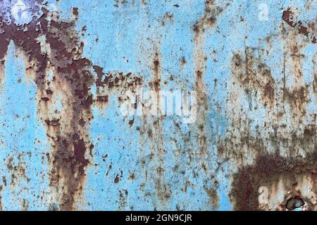 Ancienne peinture écaillée endommagée fond bleu palette plate en métal rouillé. Peinture à l'huile fissurée sur les surfaces métalliques anciennes. Gros plan. À l'extérieur. Banque D'Images