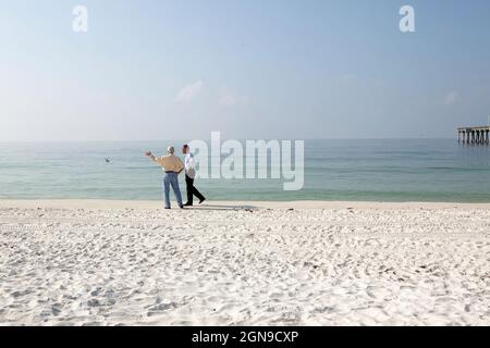 Le président Barack Obama et le gouvernement de Floride. Charlie Crist parle en marchant le long de la plage près de la jetée du golfe de Pensacola à Pensacola, Floride, 15 juin 2010. Il s'agissait du quatrième voyage du président sur la côte du golfe du Mexique pour évaluer l'intervention en cours face à la marée noire de BP dans le golfe du Mexique. (Photo officielle de la Maison Blanche par Chuck Kennedy) cette photo officielle de la Maison Blanche est disponible uniquement pour publication par les organismes de presse et/ou pour impression personnelle par le(s) sujet(s) de la photo. La photographie ne peut être manipulée d'aucune manière et ne peut pas être utilisée dans ma commercial ou politique Banque D'Images